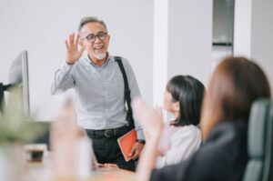 中 年 就業 計劃：打招呼