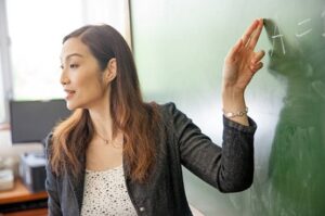 代課 老師 薪水:國小老師