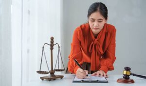 陪審團學歷要求 