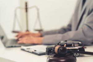 陪審團學歷要求 